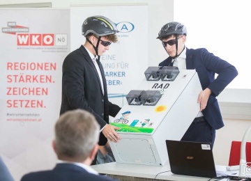 Präsentation zweier Schüler der HTL Waidhofen einer autarken Ladestation für Elektrofahrräder